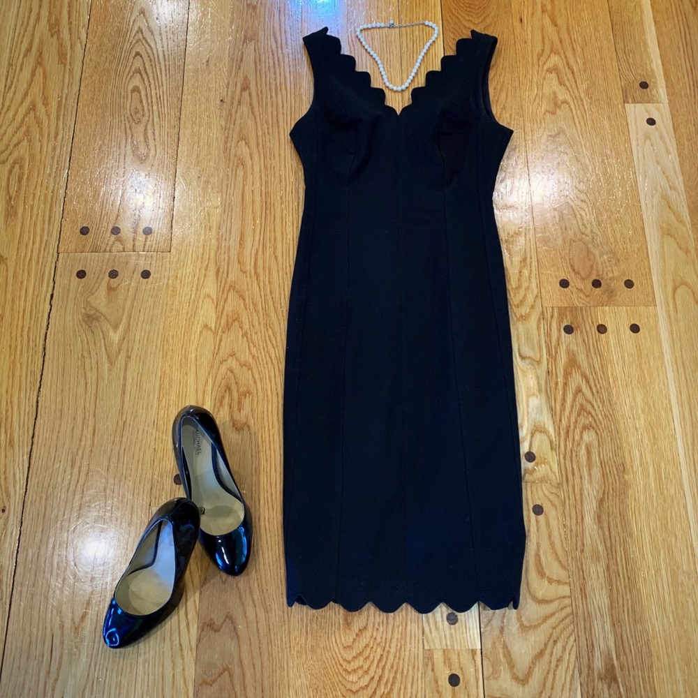 Like new Banana Republic scalloped dress. 2 petite